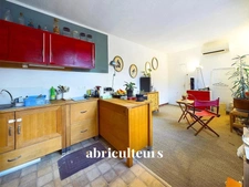 Maison de famille atypique de 240m2 avec 5 chambres, une maisonnette indépendante et un grand jardin arboré de 250m2<span></span>Rue Rochebrune, 93100 Montreuil<span></span>Quartier Mûrs à Pêches