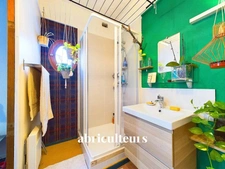 Maison de famille atypique de 240m2 avec 5 chambres, une maisonnette indépendante et un grand jardin arboré de 250m2<span></span>Rue Rochebrune, 93100 Montreuil<span></span>Quartier Mûrs à Pêches