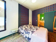 Maison de famille atypique de 240m2 avec 5 chambres, une maisonnette indépendante et un grand jardin arboré de 250m2<span></span>Rue Rochebrune, 93100 Montreuil<span></span>Quartier Mûrs à Pêches