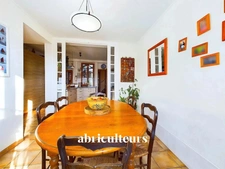 Maison de famille atypique de 240m2 avec 5 chambres, une maisonnette indépendante et un grand jardin arboré de 250m2<span></span>Rue Rochebrune, 93100 Montreuil<span></span>Quartier Mûrs à Pêches