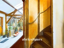 Maison de famille atypique de 240m2 avec 5 chambres, une maisonnette indépendante et un grand jardin arboré de 250m2<span></span>Rue Rochebrune, 93100 Montreuil<span></span>Quartier Mûrs à Pêches