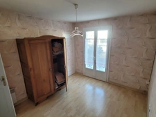 Maison de bourg 3 Chs, 1 Bureau, sur sous-sol complet, cave.