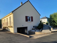 Maison de bourg 3 Chs, 1 Bureau, sur sous-sol complet, cave.