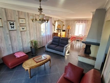Maison de bourg 3 Chs, 1 Bureau, sur sous-sol complet, cave.