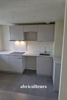 Menton Quartier Riviera : Superbe 2 pièces traversant entièrement rénové avec Terrasse et Place de parking