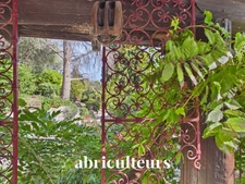 Cantaron<span></span>Propriété d'artistes à fort potentiel au cœur de 1,4 ha de verdure