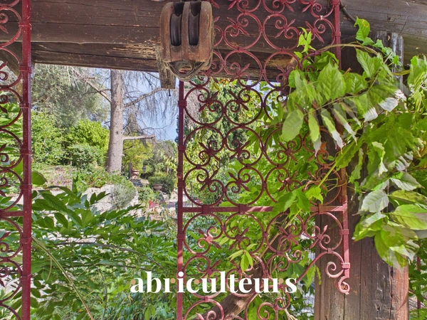 Cantaron<span></span>Propriété d'artistes à fort potentiel au cœur de 1,4 ha de verdure