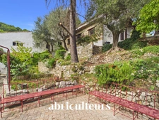 Cantaron<span></span>Propriété d'artistes à fort potentiel au cœur de 1,4 ha de verdure