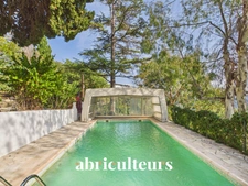 Cantaron<span></span>Propriété d'artistes à fort potentiel au cœur de 1,4 ha de verdure