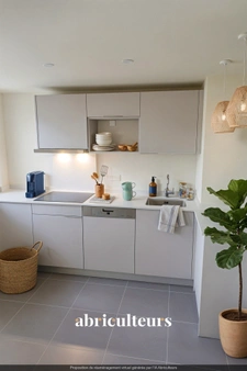 Menton Quartier Riviera : Superbe 2 pièces traversant entièrement rénové avec Terrasse et Place de parking