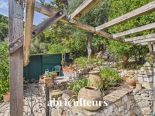 Cantaron<span></span>Propriété d'artistes à fort potentiel au cœur de 1,4 ha de verdure