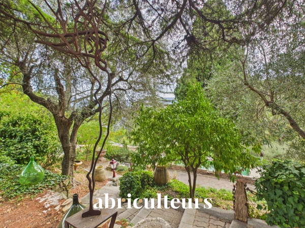 Cantaron<span></span>Propriété d'artistes à fort potentiel au cœur de 1,4 ha de verdure