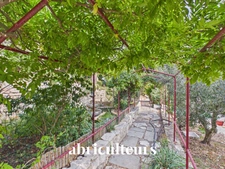 Cantaron<span></span>Propriété d'artistes à fort potentiel au cœur de 1,4 ha de verdure