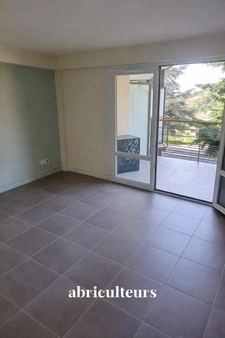 Menton Quartier Riviera : Superbe 2 pièces traversant entièrement rénové avec Terrasse et Place de parking