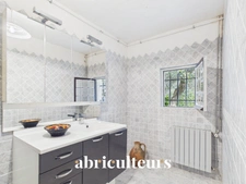 Cantaron<span></span>Propriété d'artistes à fort potentiel au cœur de 1,4 ha de verdure