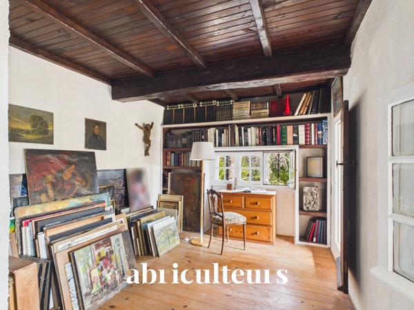 Cantaron<span></span>Propriété d'artistes à fort potentiel au cœur de 1,4 ha de verdure