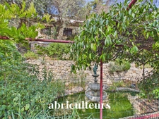 Cantaron<span></span>Propriété d'artistes à fort potentiel au cœur de 1,4 ha de verdure