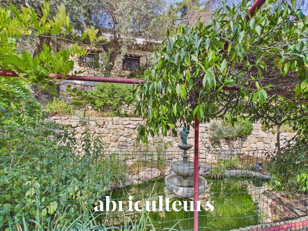 Cantaron<span></span>Propriété d'artistes à fort potentiel au cœur de 1,4 ha de verdure