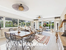 Villa d’exception à 80 m de la Grande Plage – 205 m² – 8 chambres – Jardin paysager, terrasse et grand garage – Carnac Plage