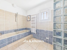 Maison familiale avec jardin, piscine et dépendance – 192 m² - Bouc bel Air