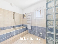 Maison familiale avec jardin, piscine et dépendance – 192 m² - Bouc bel Air