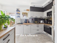 Maison familiale avec jardin, piscine et dépendance – 192 m² - Bouc bel Air