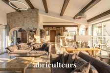 Propriété de caractère rénovée 245 m² – Terrain 3800 m² avec piscine et studio – Fuveau