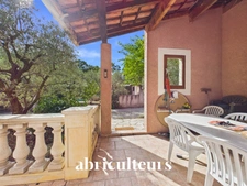 Puyloubier<span></span>Maison 5 pièces de 110 m² au calme absolu avec piscine