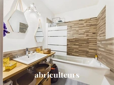 T3 traversant 74m2 – Terrasse vue dégagée – À 2 min des plages du Prado