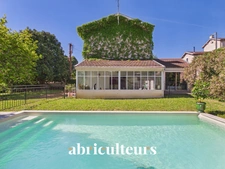 Écully<span></span>Maison familiale avec piscine sur parcelle de 1 056 m²