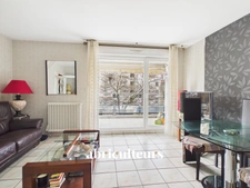 Grand 2 pièces avec terrasse et garage en vente à Bron (69500)