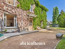 Écully<span></span>Maison familiale avec piscine sur parcelle de 1 056 m²