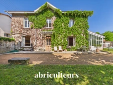 Écully<span></span>Maison familiale avec piscine sur parcelle de 1 056 m²