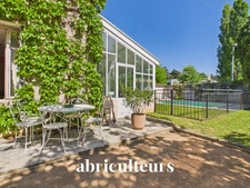 Écully<span></span>Maison familiale avec piscine sur parcelle de 1 056 m²