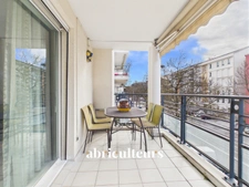 Grand 2 pièces avec terrasse et garage en vente à Bron (69500)