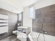 Maison familiale 4 chambres rénovée avec grand jardin, dépendances et stationnements – Argenteuil, secteur calme et recherché