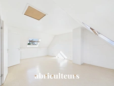 À Gennevilliers, maison familiale avec jardin, terrasse, garage et 4 chambres, à proximité du RER C et du tram T1.