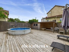 COUP DE CŒUR – Maison familiale rénovée avec jardin, terrasses, piscine et sous-sol