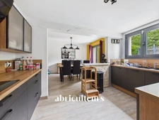 XCLUSIVITÉ<span></span>Maison familiale rénovée avec jardin arboré