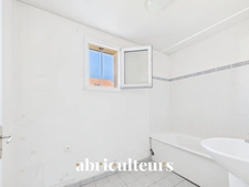 À Gennevilliers, maison familiale avec jardin, terrasse, garage et 4 chambres, à proximité du RER C et du tram T1.