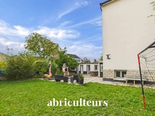 Maison familiale 4 chambres rénovée avec grand jardin, dépendances et stationnements – Argenteuil, secteur calme et recherché