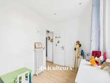 Maison familiale 4 chambres rénovée avec grand jardin, dépendances et stationnements – Argenteuil, secteur calme et recherché