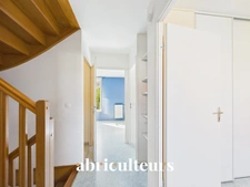 À Gennevilliers, maison familiale avec jardin, terrasse, garage et 4 chambres, à proximité du RER C et du tram T1.