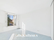 À Gennevilliers, maison familiale avec jardin, terrasse, garage et 4 chambres, à proximité du RER C et du tram T1.