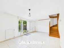 À Gennevilliers, maison familiale avec jardin, terrasse, garage et 4 chambres, à proximité du RER C et du tram T1.