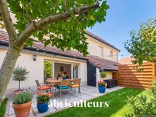 À Gennevilliers, maison familiale avec jardin, terrasse, garage et 4 chambres, à proximité du RER C et du tram T1.