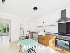 À Gennevilliers, maison familiale avec jardin, terrasse, garage et 4 chambres, à proximité du RER C et du tram T1.