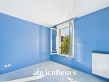 À Gennevilliers, maison familiale avec jardin, terrasse, garage et 4 chambres, à proximité du RER C et du tram T1.