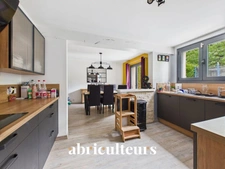 XCLUSIVITÉ<span></span>Maison familiale rénovée avec jardin arboré