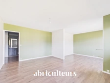Appartement traversant avec loggia, parking et cave en vente au Plessis-Bouchard 95130